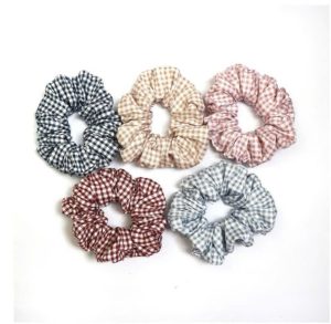 chun buộc tóc cho bé